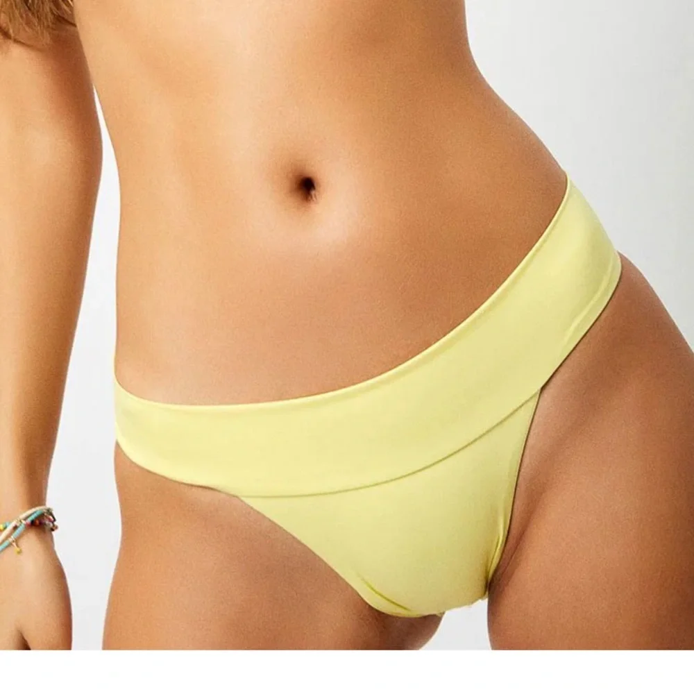 NWOT. Frankie’s Bikinis winnie ribbed‎ bottom in size Large color daffodil